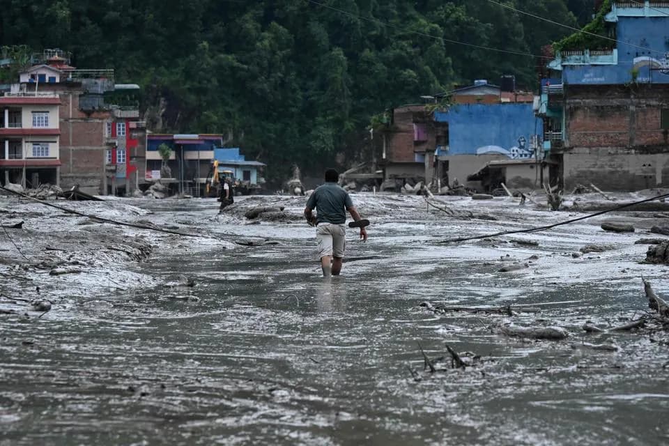 Népal-Chine: plus de 330 morts et 1400 disparus après des inondations dévastatrices