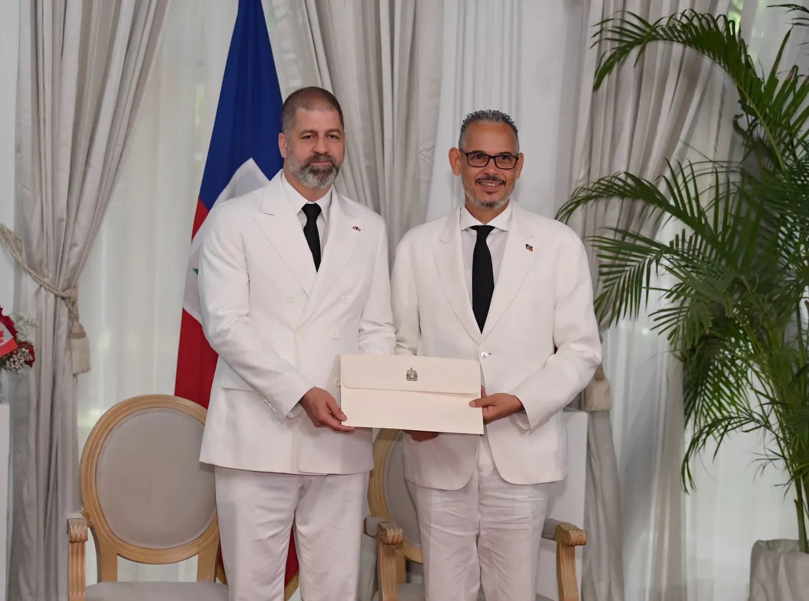 Le nouvel ambassadeur du Canada, Alexandre Côté, présente ses lettres de créance à Alix Didier Fils-Aimé.